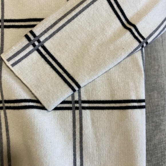 Max Studio White and Black Checkered Turtleneck Sweater - Picture 2 of 5
